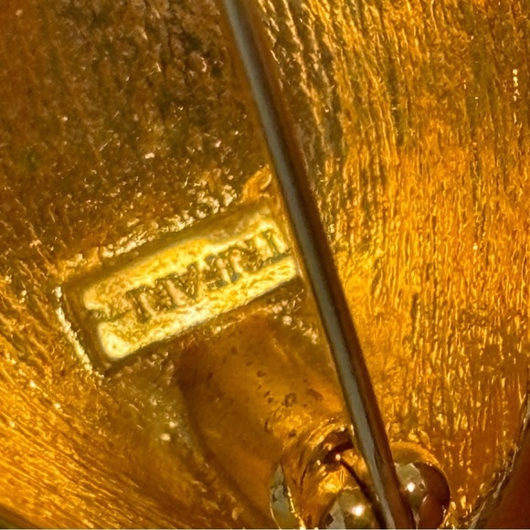 Trifari Cream and Gold Sea Shell Pin
Brooch circa 1980s - Picture 3 of 7